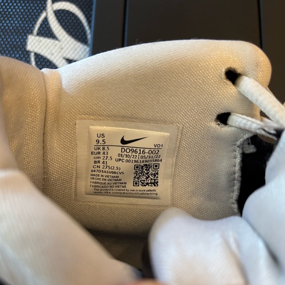 Nike Men's Black and White Athletic Shoes - Picture 6 of 7